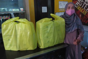 Bisnis Anjlok Akibat PPKM, Pengusaha ini Rutin Sumbang Nasi Kotak untuk Penderita Covid-19 yang Isoman