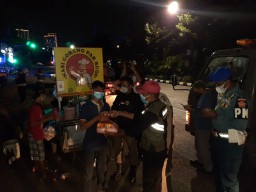 Bagi-bagi Sembako, Satpol PP Surabaya Tertibkan PKL Secara Humanis