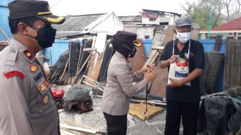 Sejumlah Nelayan Sontoh Laut Kecipratan Bantuan Beras 5 Kg dari Polisi