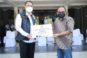 Wali Kota Eri Terima Bantuan Oksigen dan Peti Jenazah