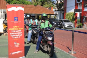Kemenkumham Jatim Salurkan 809 Paket Sembako di Surabaya