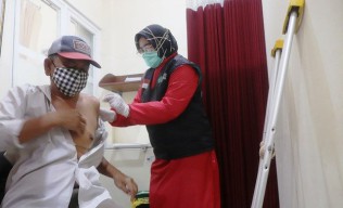 Baru 30 Persen Lansia di Jatim Jalani Vaksinasi