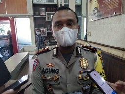 Sopir Ngantuk, Bus Handoyo Hantam Bangunan Samping Pos Polisi di Malang