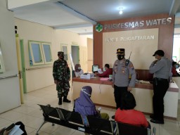 Polri dan TNI Perketat Prokes Vaksinasi di Gerai Vaksin Presisi Desa Wates Campurdarat Tulungagung