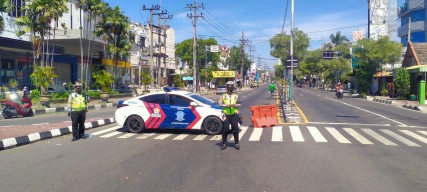 Batasi Mobilitas Warga, Polres Gresik Tutup Akses Jalan Veteran