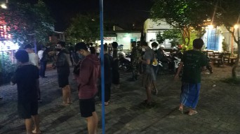 Warung Gelap di Gresik Ternyata Penuh Pengunjung, Dipergoki Petugas Lalu Dibubarkan