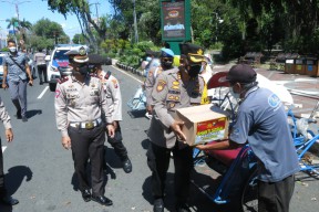 Polresta Sidoarjo Berikan Bantuan untuk Warga Terdampak PPKM Darurat