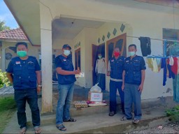 Desa di Pulau Bawean Door to Door Bagikan Masker dan Handsanitizer di Rumah Warga