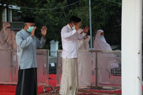 Bupati Anna Laksanakan Shalat Ied Di Rumdin