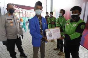 Polres Bojonegoro Gandeng Mahasiswa Salurkan Bantuan untuk Pelaku UKM dan Ojol