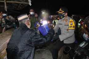 Gelar Patroli Skala Besar, Kapolres Bersama Forkopimda Nganjuk Bagi-bagi Bansos