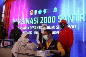 BIN Jawa Timur Vaksinasi 2.000 Santri Bumi Shalawat dan 500 Warga