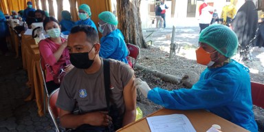 Pertama Digelar Parpol, 2.200 Peserta Ikuti Vaksinasi DPD Golkar Jatim