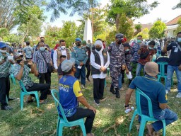 Bupati Gresik Dampingi Gubernur dan Pangkoarmada Tinjau Vaksinasi Warga Pulau Bawean