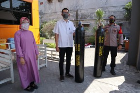 Polsek Manyar Bantu Dua Tabung Oksigen di Posko Darurat