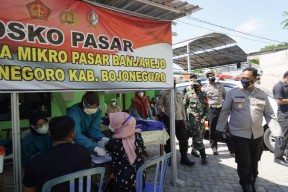 Pantau Aktivitas Pedagang dan Pengunjung, Polres Bojonegoro Dirikan Posko PPKM di Pasar