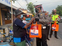 Satlantas Bojonegoro Berbagi Sembako dengan PKL dan Tukang Becak