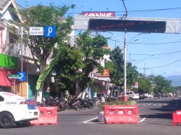 Jalan A. Yani Nganjuk Disekat Pada Malam Hari, Petugas Tegakkan Aturan PPKM Darurat