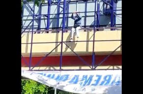 Gadis Malang 'Nyangkut' di Jembatan Penyebrangan, Hampir Saja Bunuh Diri