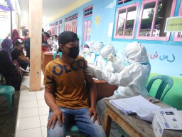 Warga Pulau Bawean Antusias Ikuti Vaksinasi