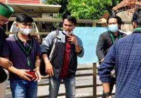 Kecewa Tak Ketemu Kepala BPN Bangkalan, Kader HMI 'Segel' Kantor