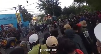 Ratusan Remaja Kota Pasuruan Demo Tolak PPKM Diwarnai Kericuhan