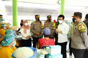 Tinjau Vaksinasi di Tuban dan Lamongan, Wagub Emil Bilang Begini  