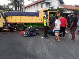 Truk Tabrak Truk, Bawa Korban Pengendara Motor