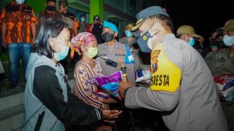 Polresta Sidoarjo Gelar Razia PPKM Sambil Bagikan Sembako