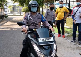 Konsumen Setia Honda Asal Magetan Menangkan Undian Hadiah 1 unit Honda PCX160 pada Program PCX Testride Berhadiah