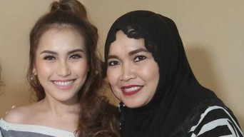 Tak Terima Cucunya Dihina, Ibunda Ayu Ting Ting Ajak Suami dan Polisi Datangi Haters di Bojonegoro