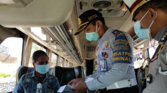 Tak Tunjukkan Surat Perjalanan, Dishub Blitar Batalkan Keberangkatan Armada Bus