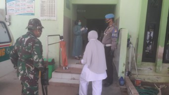 Babinsa dan Bhabinkmatibmas Sumenep Evakuasi 3 Warga Isoman ke Karantina Terpusat