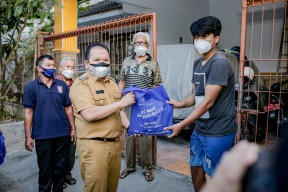 Bupati Jember Bagikan Sembako kepada Warga Terdampak PPKM Darurat