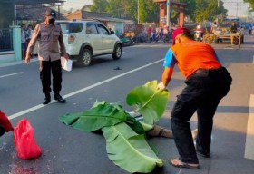 Kendarai Motor Matic, Emak Mojokerto Ini Nyungsep Cium Aspal Nyawanya Melayang