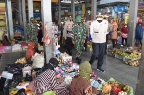 Blusukan ke Pasar, Bupati Lamongan Sosialisasikan PPKM Darurat