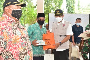 Warga Isoman di Lamongan Dapat Bantuan Sembako Hingga Obat-obatan