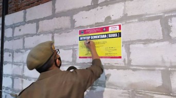 Satpol PP Kota Malang Segel 5 Kafe Yang Langgar PPKM Darurat