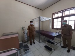 Tinjau Puskesmas Isolasi Terpadu, Wabup Madiun Minta Tambahan Tabung Oksigen dan Bed