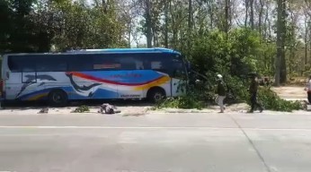 Bus Sugeng Rahayu Lepas Kendali di Madiun, Pemotor Tewas di Jalan
