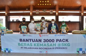 Bupati Gresik Menerima Bantuan Sembako dari PT Pelindo III