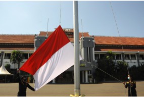 Wali Kota Surabaya Imbau Warganya Kibarkan Bendera Merah Putih Sebulan Penuh