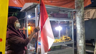 PKL di Surabaya Pasang Bendera Merah Putih, Simbol Semangat Lawan Covid-19