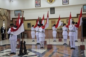 Kukuhkan 12 Paskibraka Kota Surabaya, Wali Kota Eri Cahyadi Ingatkan Perjuangan Para Pahlawan