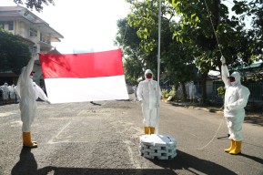 Pakai APD Lengkap, Relawan Surabaya Memanggil Gelar Upacara Kemerdekaan
