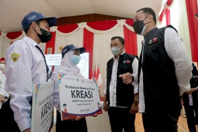 Otoritas Jasa Keuangan (OJK) Berikan Beasiswa Bagi Pelajar MBR Senilai Rp 605 Juta
