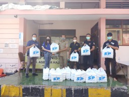 Pasien dan Petugas Kesehatan di Asrama Haji Terima Bantuan Kosumsi dari Yamaha Jatim