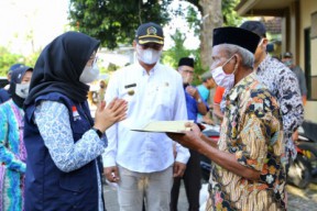 Bupati Banyuwangi Jenguk Nelayan Korban Tenggelam di Alas Purwo