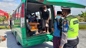 Penumpang Mobil Jenazah Menjerit Saat Polisi Buka Pintu Ambulan di Ngawi, Ini Penyebabnya