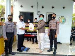Polisi Gandeng Mahasiswa hingga Paguyuban PKL, Salurkan Bansos Kepada Warga Terdampak